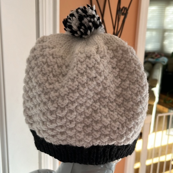 Slouchy cap with pom-pom and knitted black-and-white hat - Picture 3 of 4